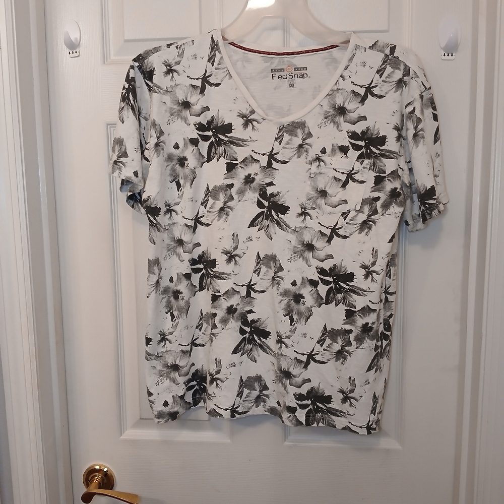 Red Snap Pocketed T-Shirt Tee Top Size XL White Black Floral Print